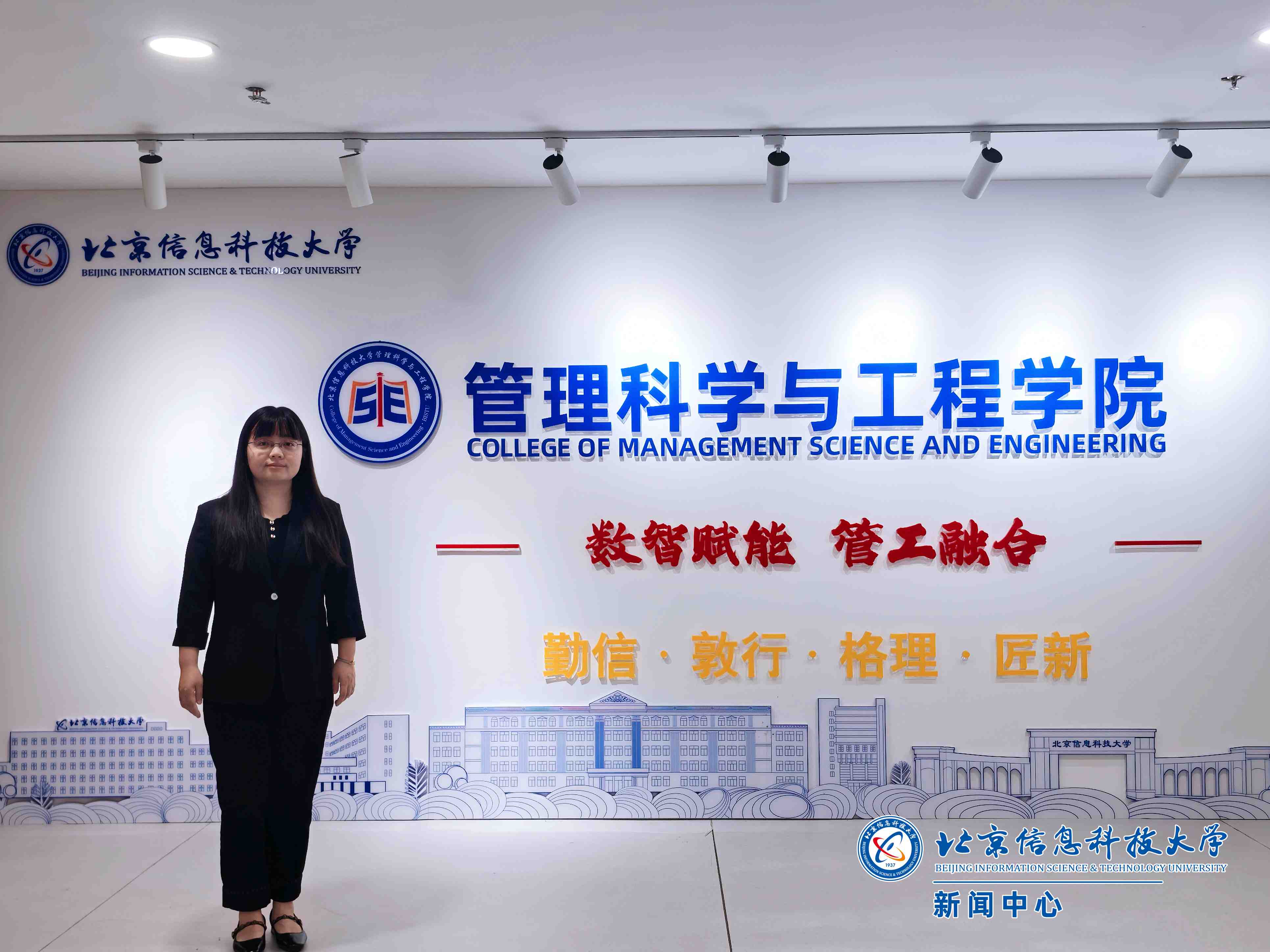 张琳+北京信息科技大学+北京高校优秀党务工作者+个人照片2.jpg